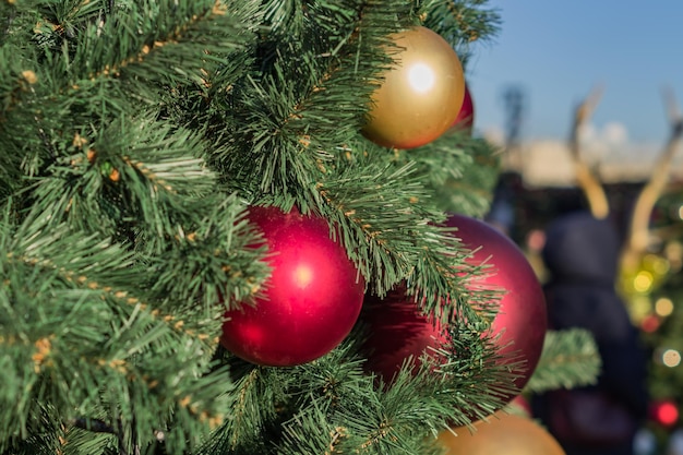 Foto natal e feriados de ano novo fundo árvore de natal decorada com bolas e guirlandas