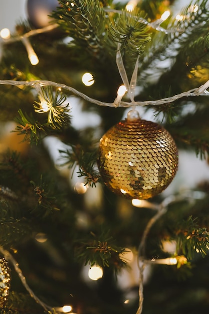 Foto natal e véspera de ano novo padrão de fundo de férias com brinquedo de natal em faixa de web de abeto