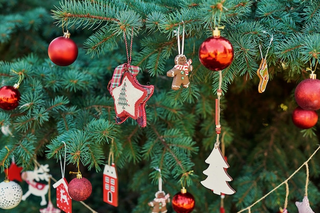 Natal em decoração de julho e árvore na natureza no parque