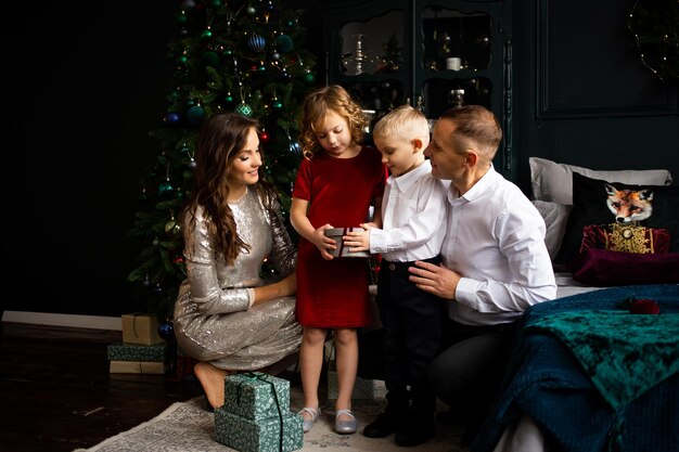 Natal em família em casa Pais felizes e seus filhos, filha e filho, esperando o Natal em casa