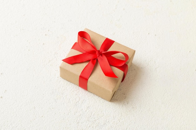 Natal embrulhado ou outro presente artesanal de férias em papel artesanal com fita colorida Decoração de caixa de presente de presente na vista de mesa com espaço de cópia