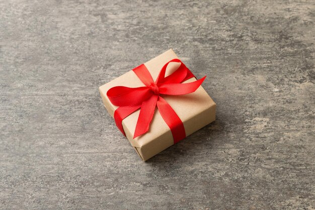 Natal embrulhado ou outro presente artesanal de férias em papel artesanal com fita colorida Decoração de caixa de presente de presente na vista de mesa com espaço de cópia