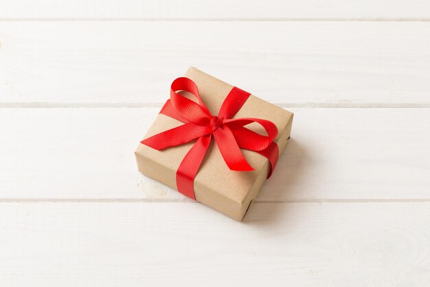 Natal embrulhado ou outro presente artesanal de férias em papel artesanal com fita colorida Decoração de caixa de presente de presente na vista de mesa com espaço de cópia