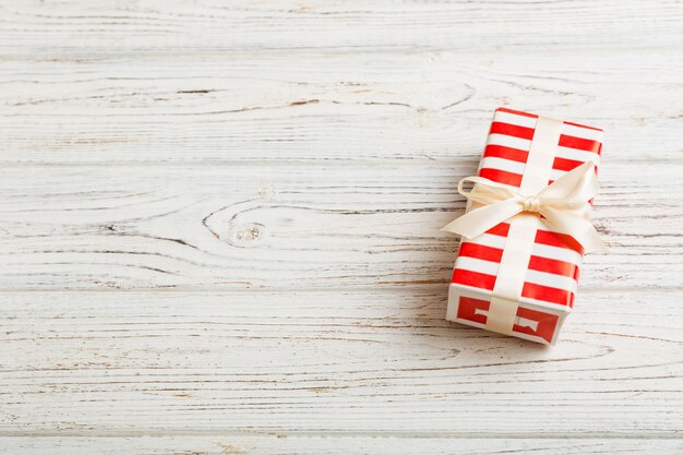 Natal embrulhado ou outro presente artesanal de férias em papel com fita colorida Decoração de caixa de presente de presente na vista de mesa com espaço de cópia