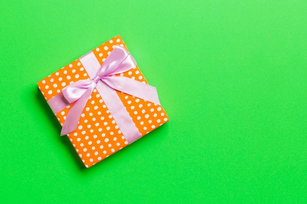 Natal embrulhado ou outro presente artesanal de férias em papel com fita rosa em verde