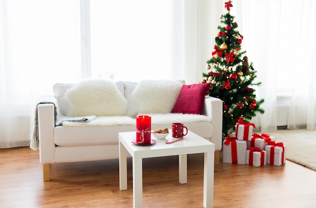 natal, feriados, inverno, casa e ainda conceito de vida - interior da sala de estar com árvore de natal e presentes