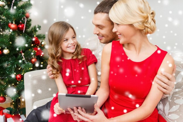 natal, feriados, tecnologia e conceito de pessoas - família sorridente com tablet pc em casa