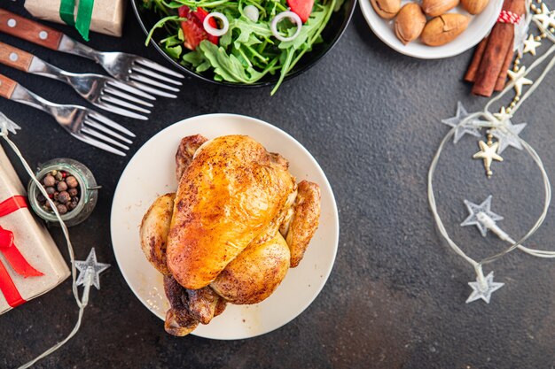 Natal frango ou peru mesa de ano novo deleite jantar em família frango coquelet porção fresca