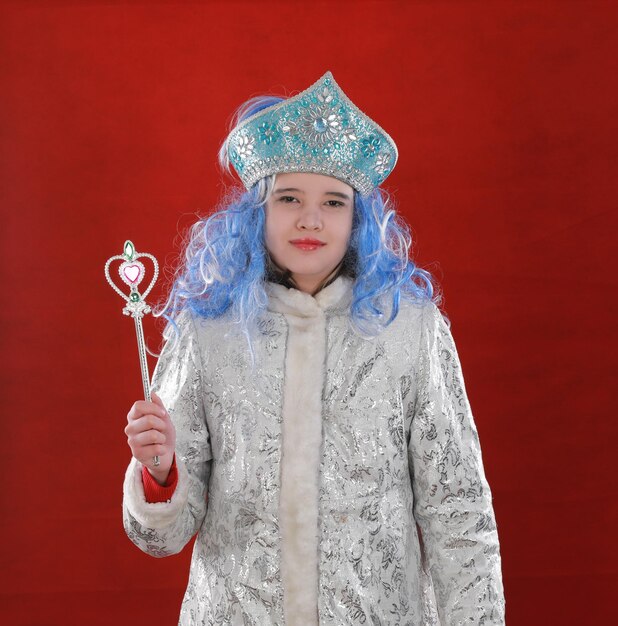 Natal, garota Snow Maiden em um fundo vermelho