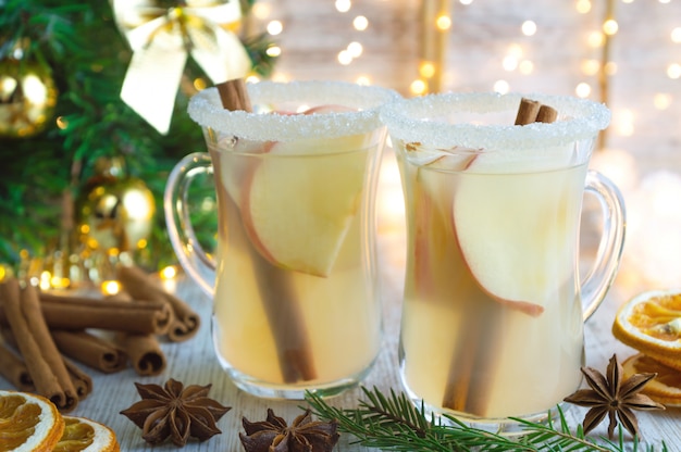 Natal mulled vinho branco com especiarias e maçãs.