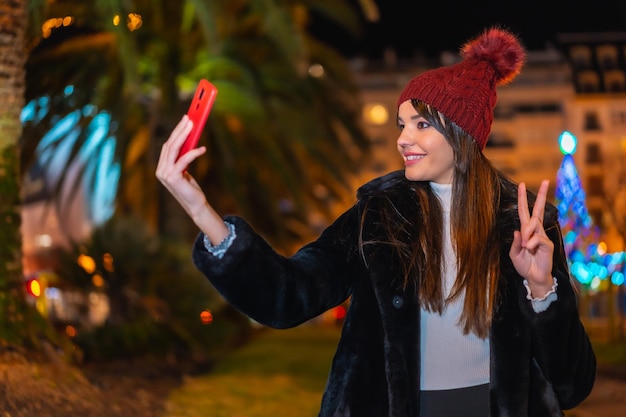 Natal na decoração de inverno da cidade Aproveitando a noite tirando uma selfie