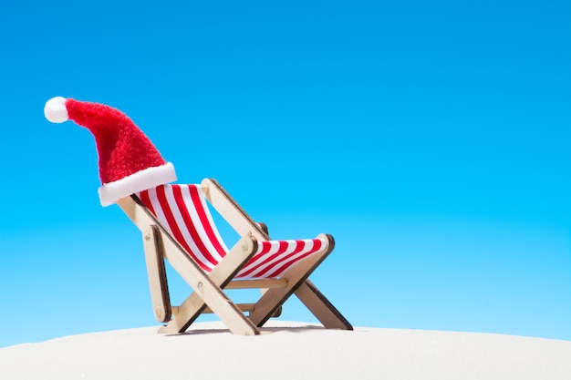 Natal na praia: uma espreguiçadeira com chapéu de papai noel