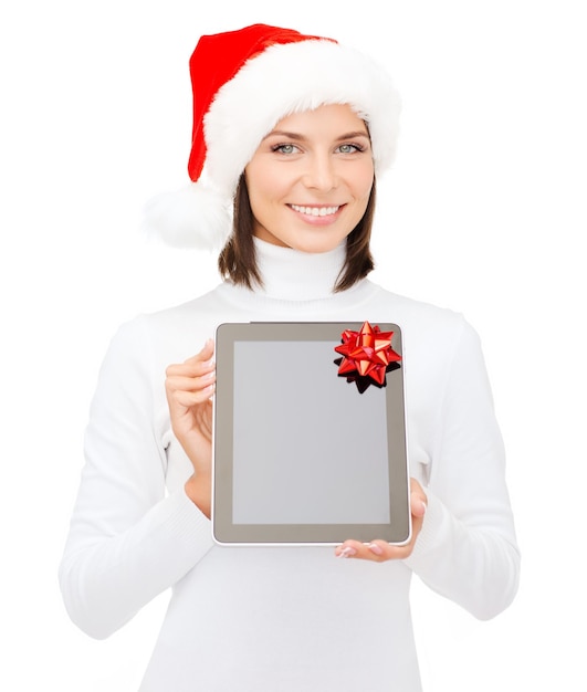 natal, natal, eletrônicos, conceito de gadget - mulher sorridente com chapéu de ajudante de Papai Noel com tela em branco do tablet pc