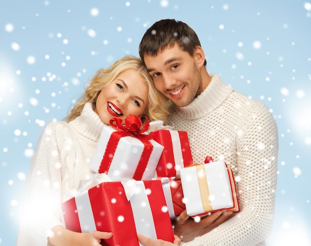 natal, natal, inverno, conceito de felicidade - homem e mulher felizes com muitas caixas de presente