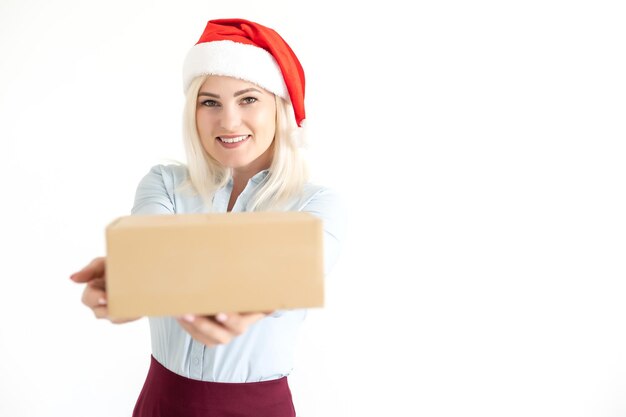 Natal, natal, inverno, conceito de felicidade - mulher sorridente com chapéu de ajudante de papai noel com caixa de pacote