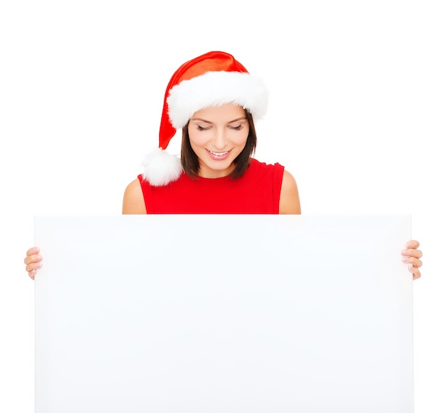 natal, natal, pessoas, propaganda, conceito de venda - mulher feliz com chapéu de ajudante de Papai Noel com quadro branco em branco