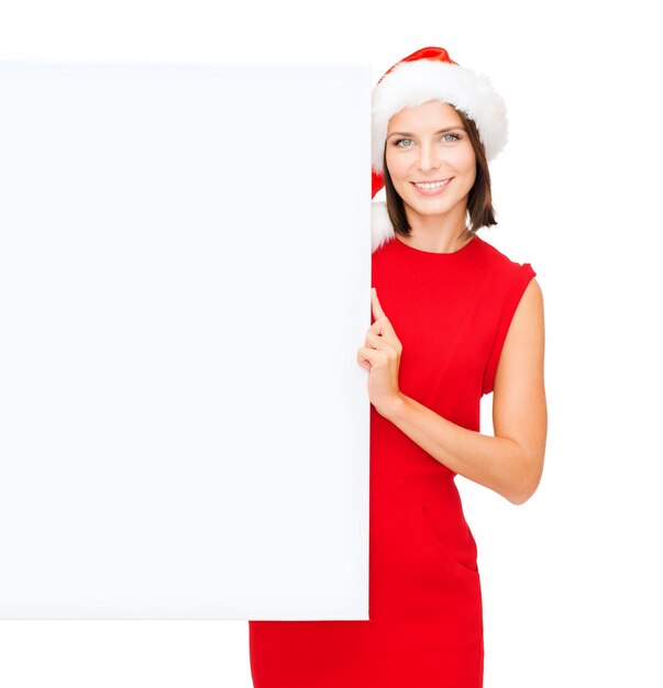 natal, natal, pessoas, propaganda, conceito de venda - mulher feliz com chapéu de ajudante de Papai Noel com quadro branco em branco