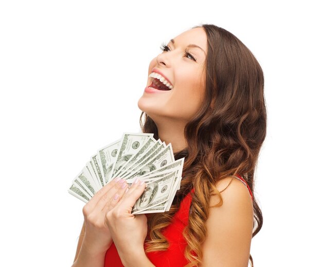 natal, natal, venda, conceito bancário - mulher sorridente de vestido vermelho com dinheiro do dólar americano