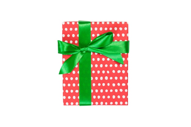 Natal ou outro feriado presente feito à mão em papel vermelho com fita verde. Isolado no fundo branco, vista superior. conceito de caixa de presente de ação de graças.