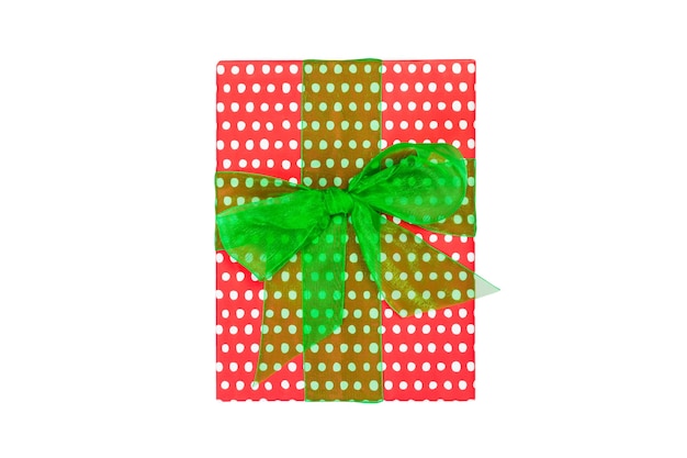 Natal ou outro feriado presente feito à mão em papel vermelho com fita verde. Isolado no fundo branco, vista superior. conceito de caixa de presente de ação de graças.