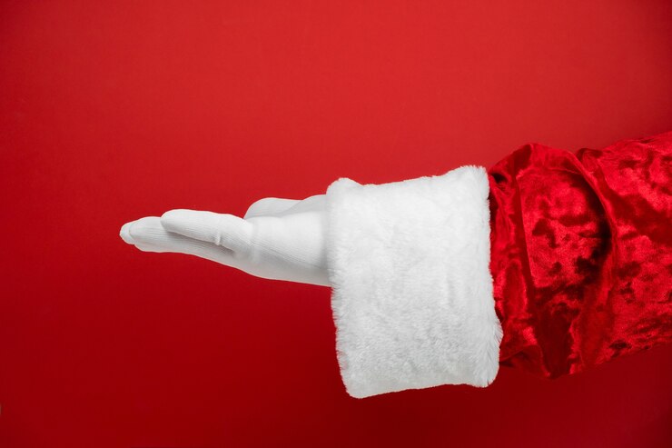 Natal Papai Noel mostrando o espaço vazio da cópia na palma da mão aberta para o texto.