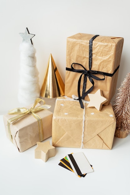 Natal, presentes, árvore, decorações. conceito de compra online, fácil pagamento em casa com cartão de crédito.