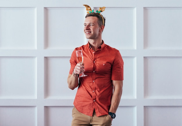 Foto natal. retrato de jovem com vidro.