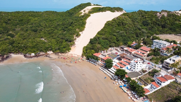 Natal, Rio Grande do Norte, Brasil - 12 de marzo de 2021: Hermosa imagen aérea del "Morro do Careca" en Natal, Rio Grande do Norte, Brasil.