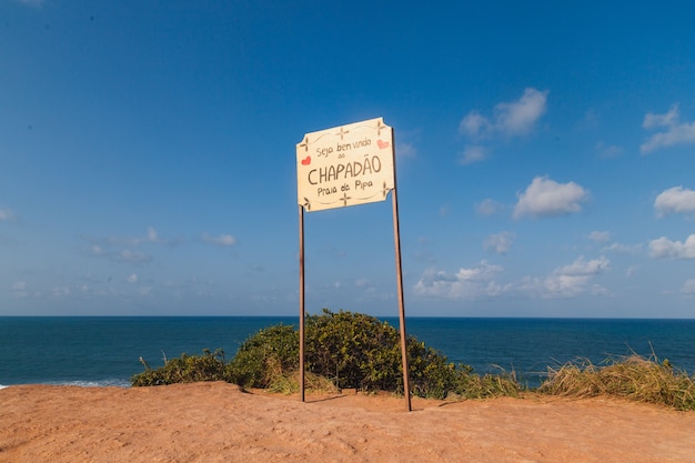 Natal, Rio Grande do Norte, Brasil - 12 de marzo de 2021: placa de identificación de la playa de Pipa escrita en portugués "Bienvenido a chapadÃ £ o praia da pipa"