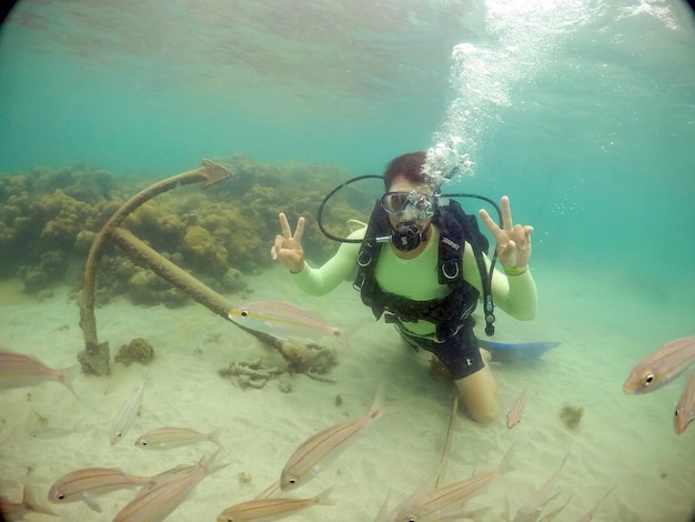 Natal Rio grande do norte Brasil 28 de março de 2022 Turista fazendo mergulho em Maracajau no Rio Grande do Norte