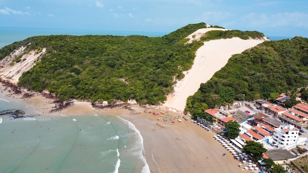 Natal, Rio Grande do Norte, Brasilien - 12. März 2021: Schönes Luftbild des "Morro do Careca" in Natal, Rio Grande do Norte, Brasilien.