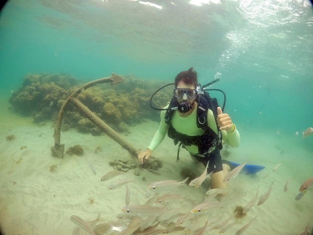 Natal Rio grande do norte Brasilien 28. März 2022 Touristenmann beim Tauchen in Maracajau in Rio Grande do Norte