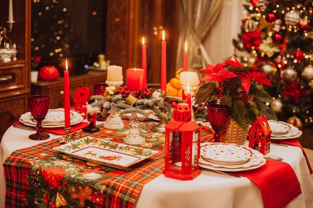 Natal servindo em casa no fundo da árvore de Natal