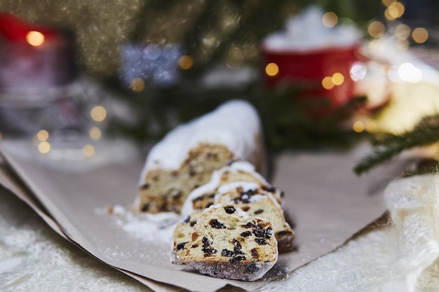 Natal stollen Christstollen pão de fermento clássico Tradição de Natal com fundo bokeh Fundo festivo