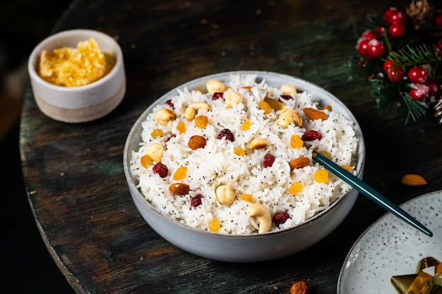 Natal tradicional kutia Mingau de arroz cozido tradicional prato ritual de feriado eslavo Pilaf doce com nozes Kutya Natal ortodoxo ucraniano