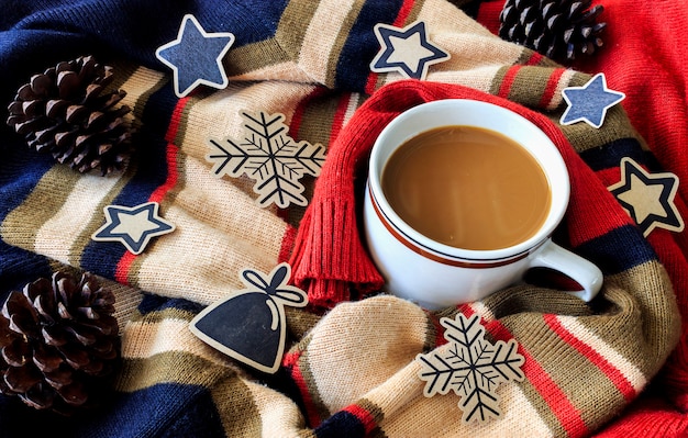 Natal. xícara de café sobre fundo de suéter vermelho. sobre o tom claro e vintage