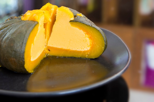 Foto natillas de huevo en calabaza, natillas de calabaza, postre tailandés.