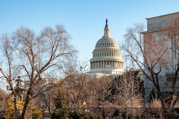 National Capitol Building hinter Zäunen und Stacheldraht, 7. März 2021