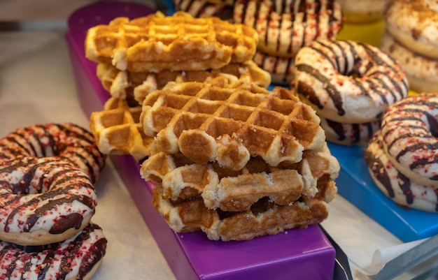 National Food Waffeln in Belgien auf dem Platz in Konditoreien mit Schokoladencreme und Beeren