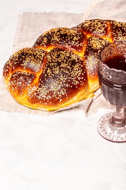 National Israel süßer frischer Laib Challa-Brot, Glas roter koscherer Wein