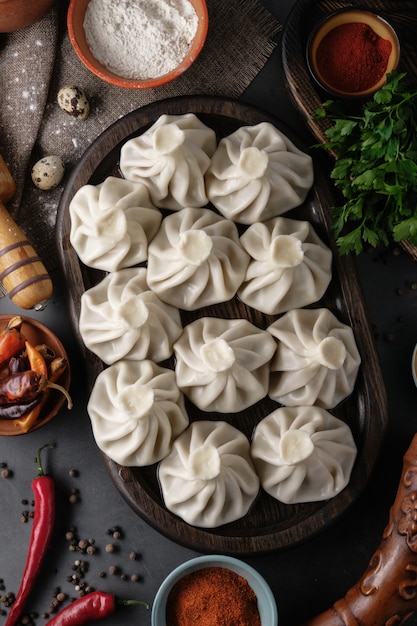 Nationale georgische Küche Khinkali mit Fleisch Khinkali auf einem dunklen Holzbrett closeup