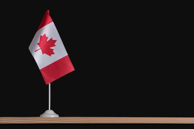 Nationale Tabellenflagge von Kanada auf schwarzem Hintergrund Flagge mit Ahornblatt