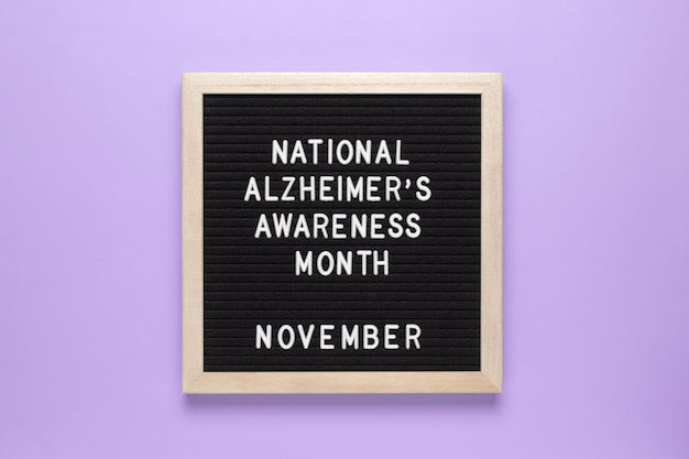 Nationaler Monat der Alzheimer-Krankheit Text auf einem Briefbrett
