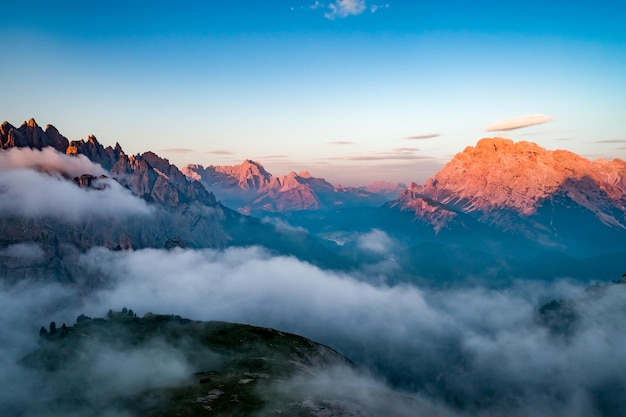 Nationaler Naturpark Drei Zinnen in den Dolomiten. Schöne Natur Italiens. FPV-Drohnenflüge aus der Luft bei Sonnenuntergang