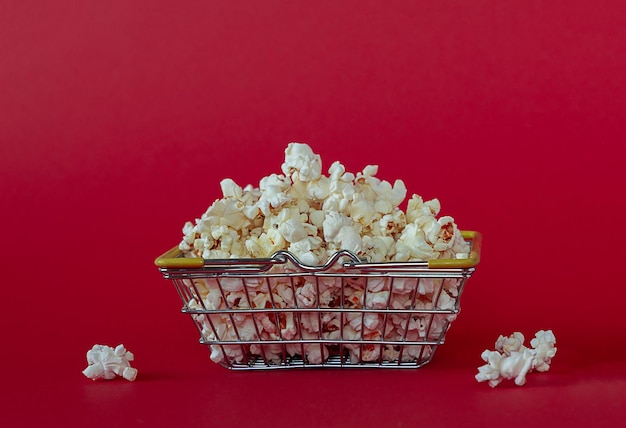 Foto nationaler popcorn-tag konzept einkaufswagen voller popcorn freizeit idee kopierplatz