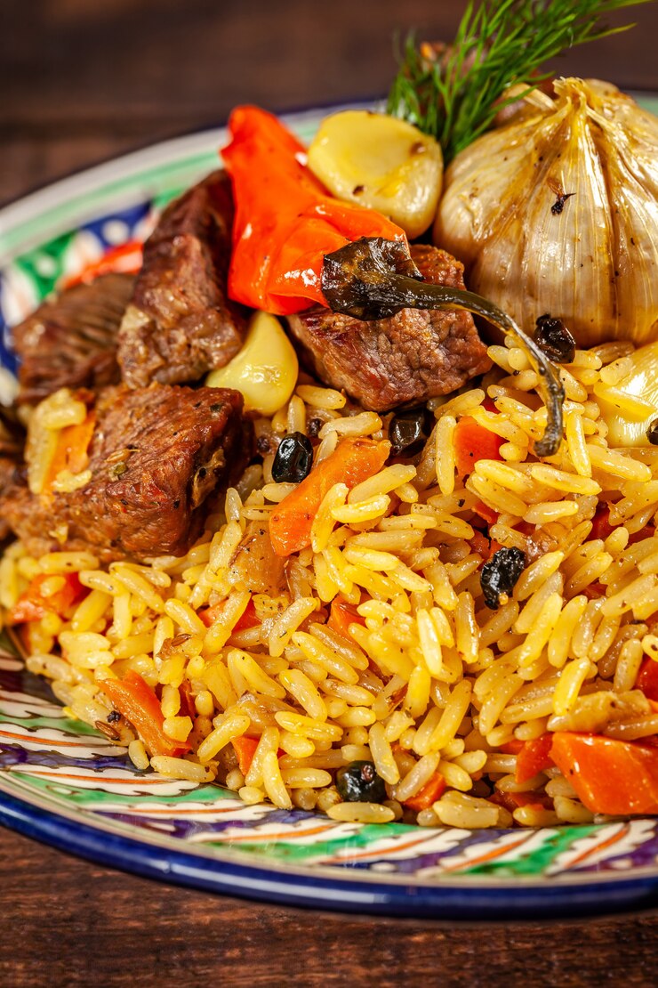 Nationaler usbekischer Pilaw mit Fleisch.