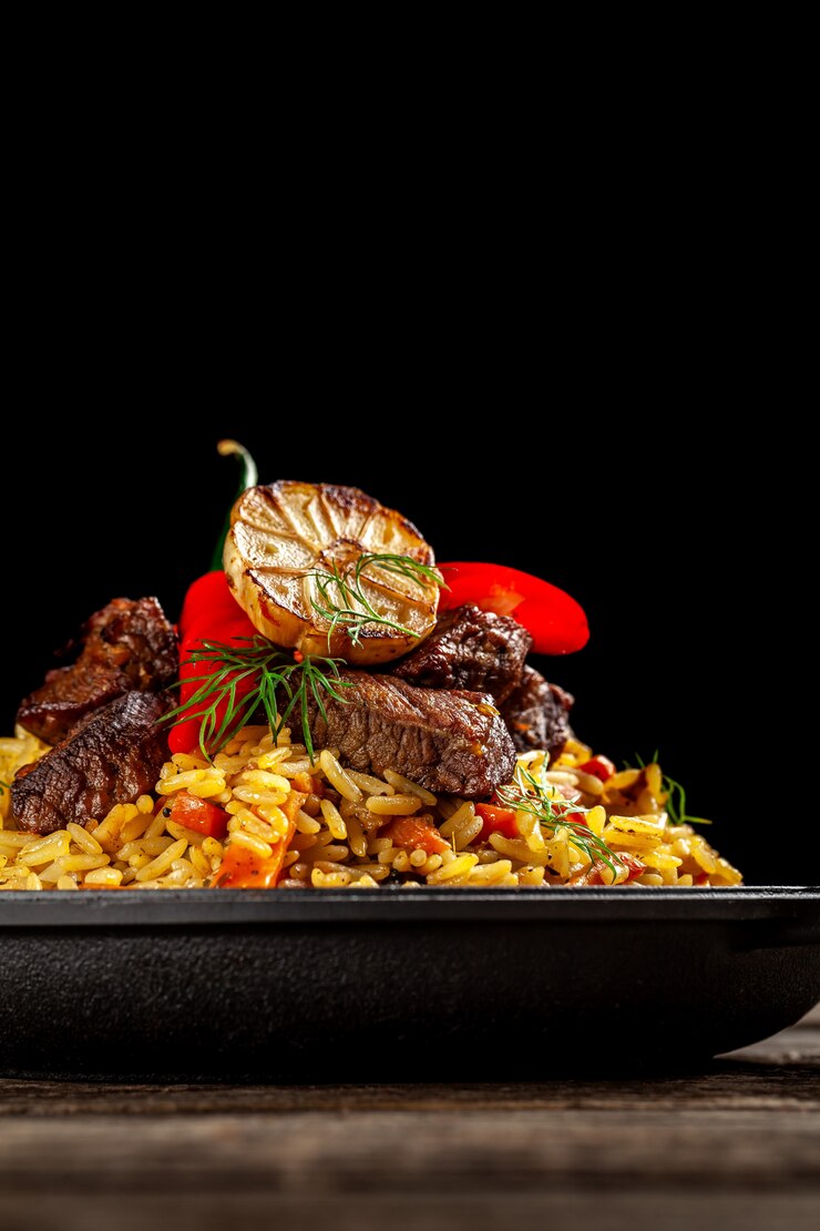 Nationaler usbekischer Pilaw mit Fleisch.