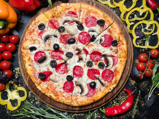 Nationales italienisches Essen. Hausgemachte Pizza mit Peperoni-Pilz-Oliven