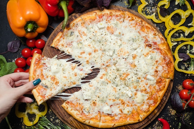 Nationales italienisches Essen. leckeres Pizzastück mit geschmolzenem Käse. leckeres Essen