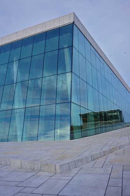 Nationales Osloer Opernhaus gegen blauen Himmel, Norwegen. Detail des Gebäudes.